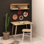 Hanah Home Mesa de estudio Fluse en color roble con estante de pared